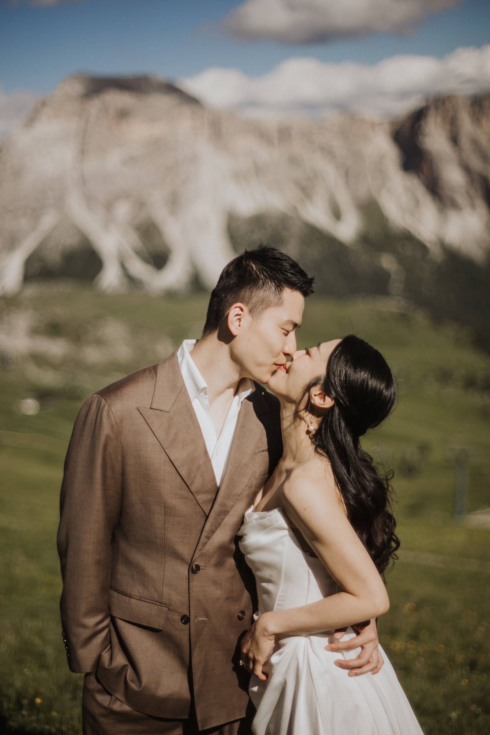 Cathleen and Justin sharing a kiss in front of the mountains